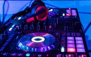 How to Choose the Next Song When DJing? (3 Deciding Factors)
