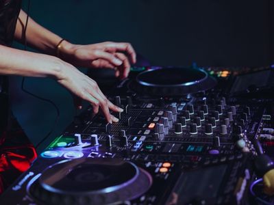 When to Mix in a New Song? An Explanation for Beginner DJs