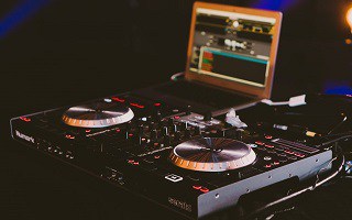 Basics of DJing – How to Learn to DJ for Beginners