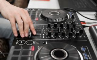 Transition Between Songs – DJ Transition Tips for Beginners